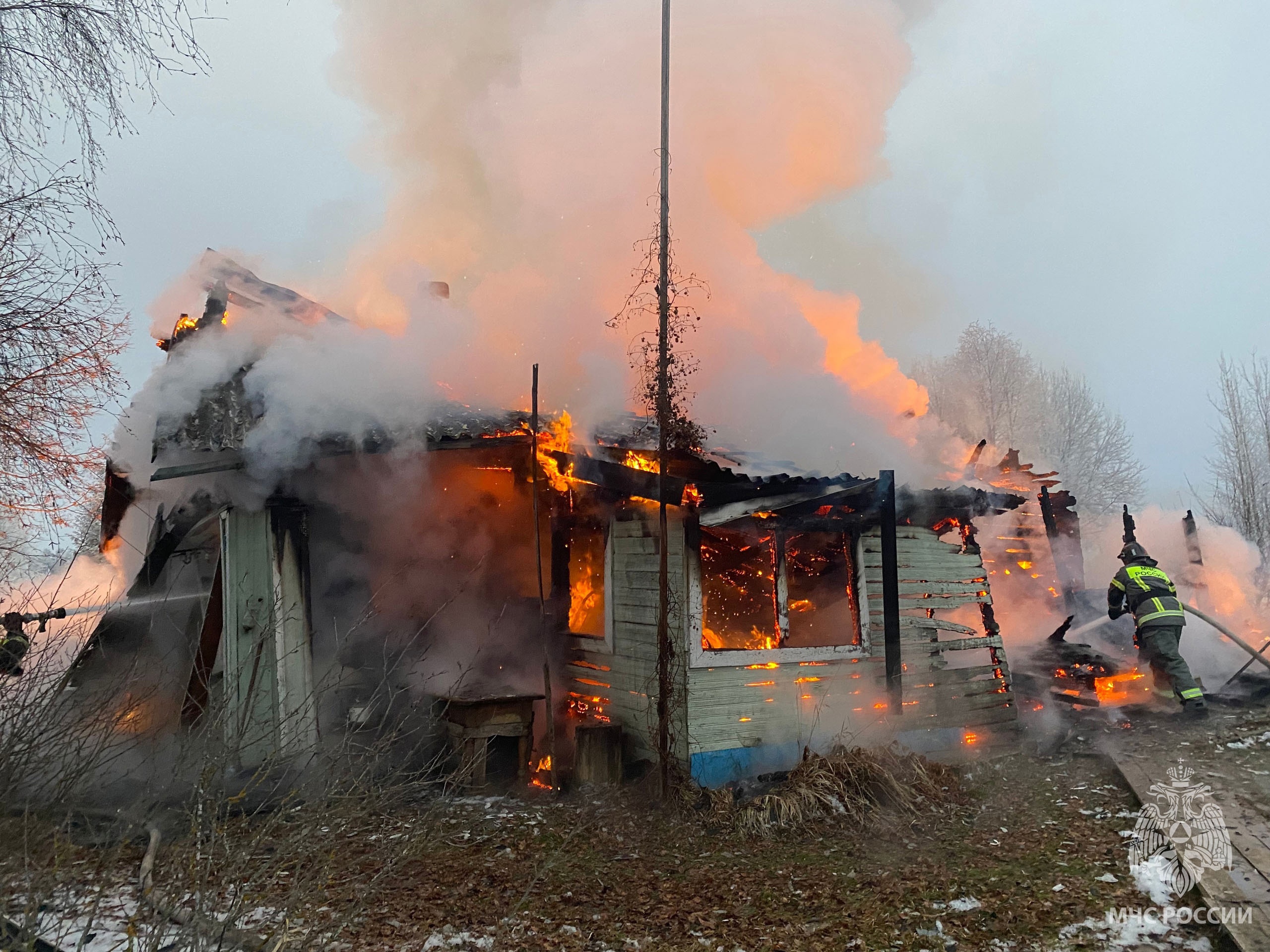 Два человека погибли при пожаре в Сямженском районе